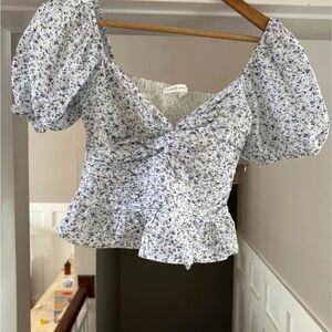 New Altard State Blue floral puff sleeve crop top